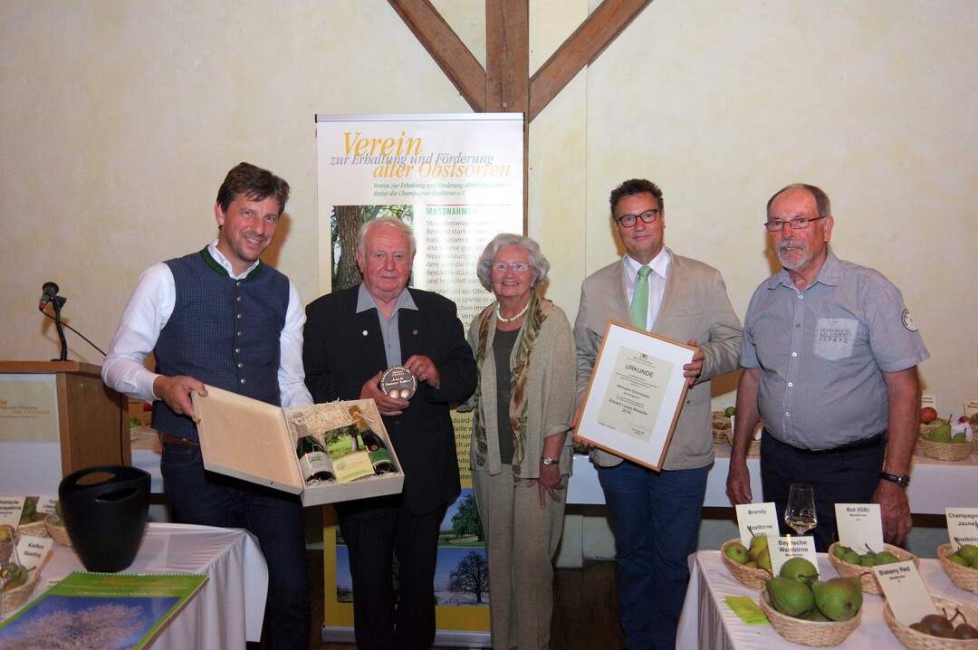 Voller Stolz nimmt Walter Schreiweis die Medaille entgegen: (v.l.n.r.) Jörg Geiger, Hermann Schreiweis mit Gattin, Minister für Ländlichen Raum und Verbraucherschutz in Baden-Württemberg Peter Hauk, Dr. Walter Hartmann vom Verein zur Erhaltung alter Obstsorten eV)