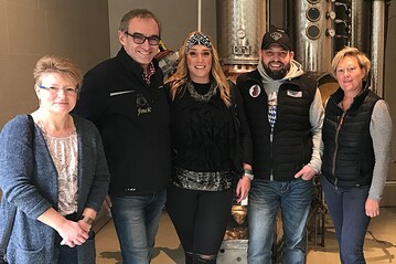 Bild von links nach rechts: Bettina Wagner (Kornbrennerei Wagner), Hans-Gerhard Fink (finch Whiskydestillerie), Michaela Habbel (Destillerie & Brennerei Heinrich Habbel/Hillock Park Distillery), Severin Simon (Feinbrennerei Simons), Stefanie Klckner (Birkenhof-Brennerei)