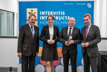 Von links nach rechts: Norbert Weber, Prsident des deutschen Weinbauverbandes, Lena Endesfelder, deutsche Weinknigin, Dr. Hermann Kolesch, Prsident der LWG und Gnther Oettinger, EU-Kommissar fr Digitale Wirtschaft. 